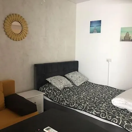 Апартаменты Astoria Few Minutes Walk To The And Clubs In Nord Мамая